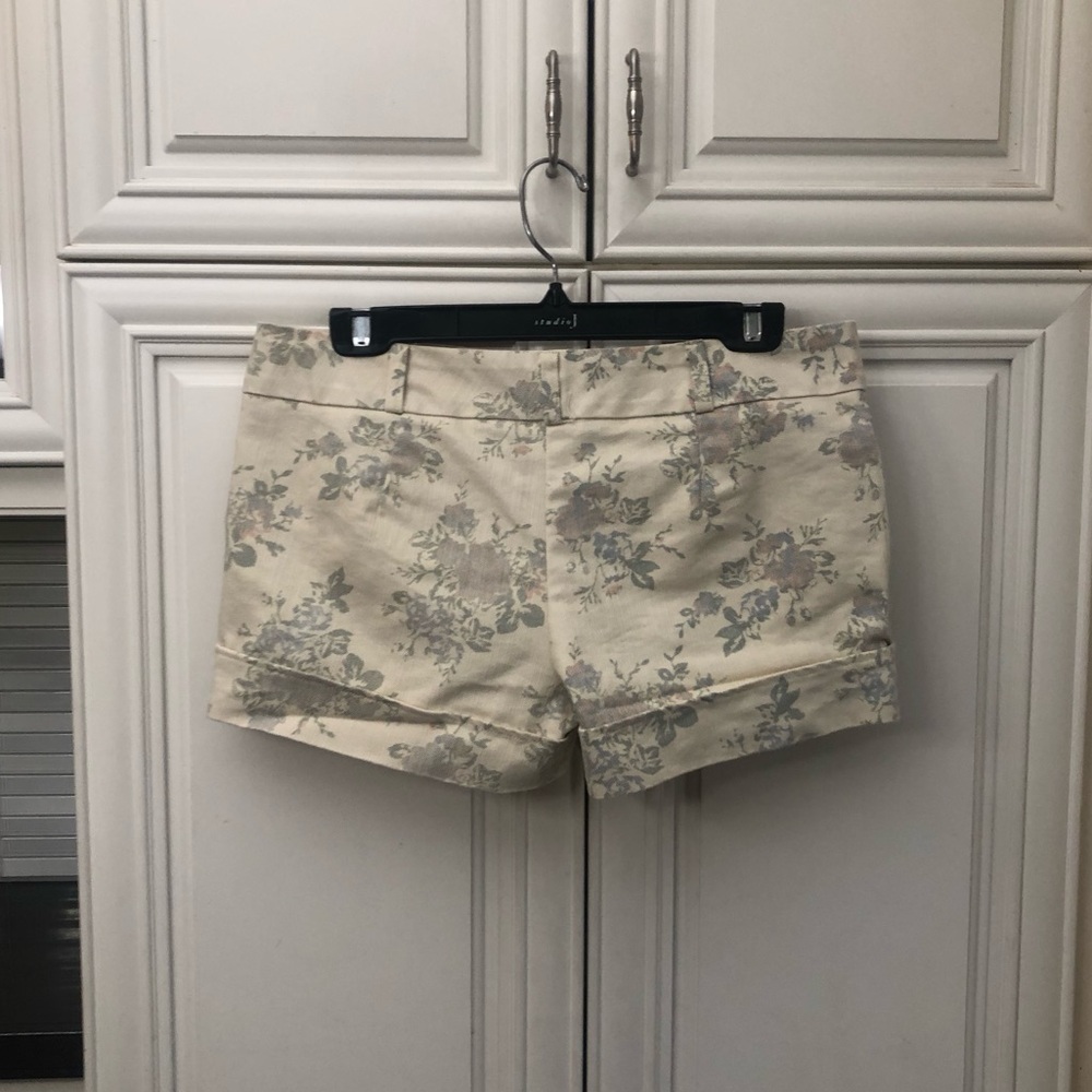 Urban Behavior women’s short floral shorts - Picture 5 of 7